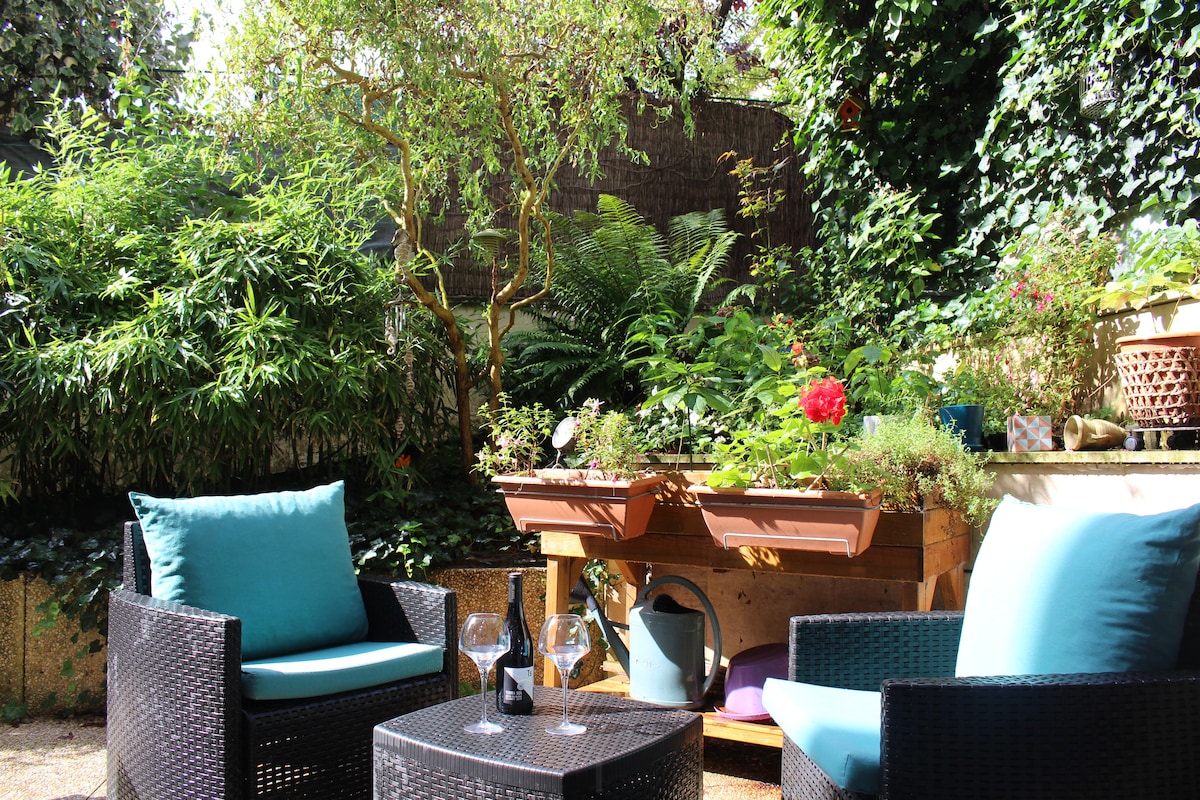 Top Airbnb: Quiet apartment with terrace 10 minutes from Paris à Asnières Sur Seine