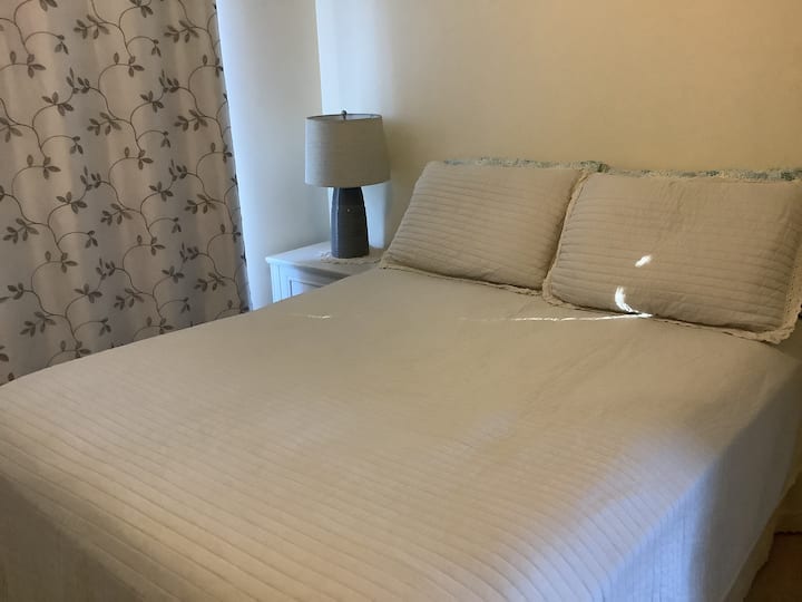 Bračni krevet ima nadmadrac za dodatnu udobnost.