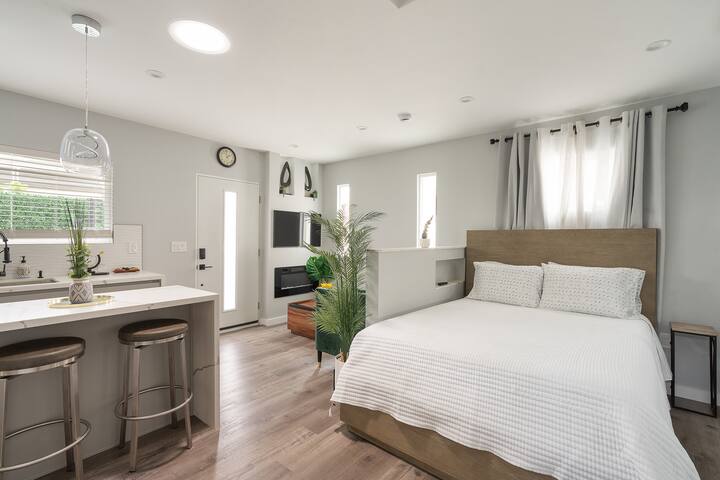 Large House+Guest Studio in Del Aire, LAX,SoFi,Kia gallery image 3