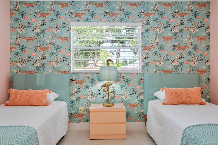 سريران XL مزدوجان مع تلفزيون روكو 43 بوصة