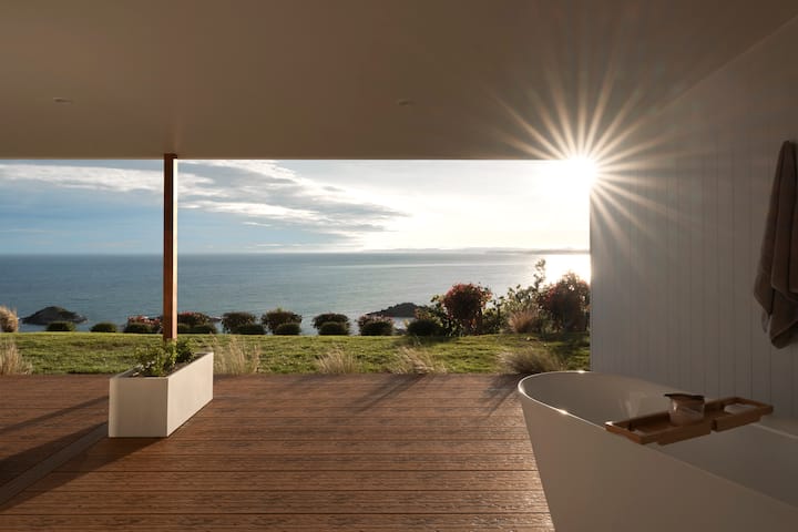 Three Sisters Retreat - Ocean Views & Privacy
