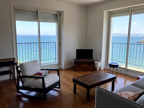 Popular Airbnb listing: Apartment with a view of the bay and beach nearby in Douarnenez