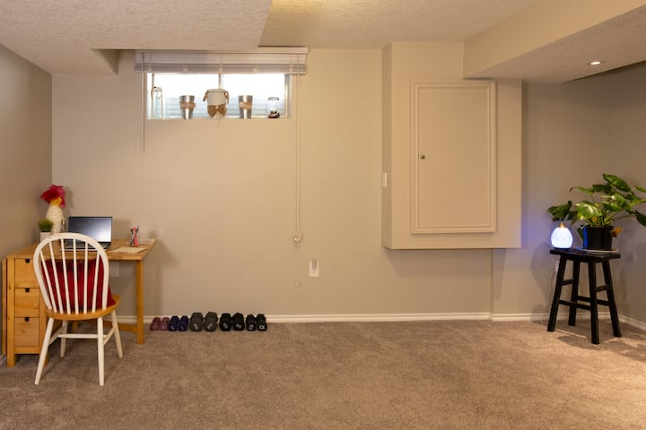 Convenient & Cozy Bedroom Bliss - Chestermere