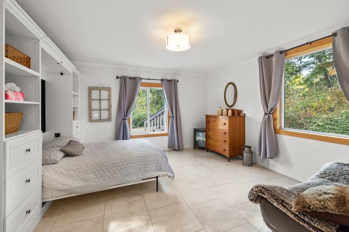 سرير مورفي مزدوج في الطابق الرئيسي في غرفة نوم واسعة للغاية مع زويتين للقراءة.