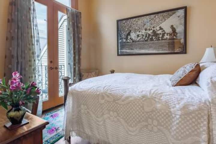 ห้องนี้มีประตูฝรั่งเศสไปยังระเบียงด้านหลังและหน้าต่างที่ใช้งานได้เพื่อการระบายอากาศ