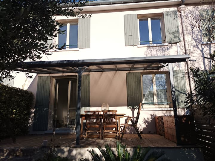Charmante Maison De Ville+jardin - Bollène