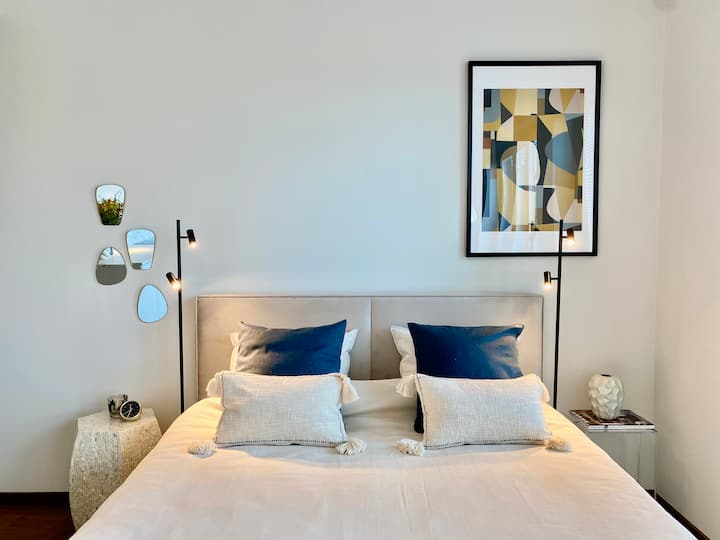 Udoban krevet 160x200 cm s ortopedskim madracem. Ispod kreveta nalazi se veliki prostor za odlaganje.