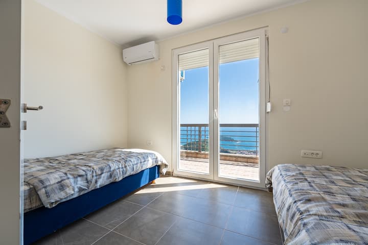 Dhomat tona të gjumit kanë ajër të kondicionuar, pamje të mahnitshme dhe dy krevate tekë që mund të bëhen në një krevat dopio