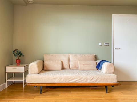 Popular Airbnb listing: Entire Spacious Flat With Balcony And City View in Lambeth