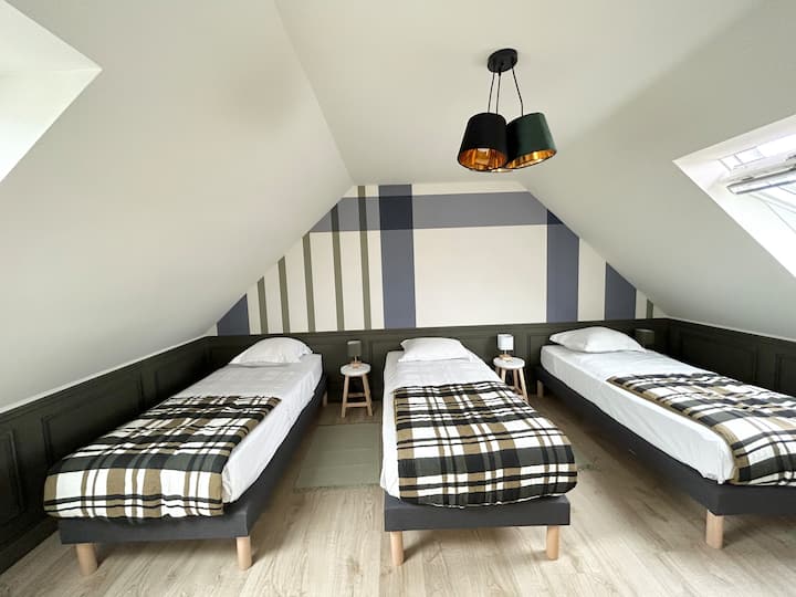 IT: Camera familiare mansardata con 3 letti singoli
DE: Familienzimmer unterm Dach mit 3 Einzelbetten 
EN: Attic Family room con 3 letti singoli