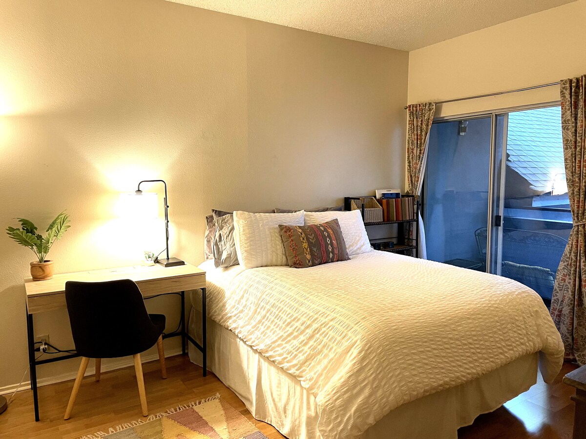 Chumba cha kulala cha kwanza kilicho na kitanda cha malkia, dawati, bafu, baraza na kabati la kutembea