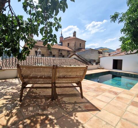 Brand new historical apartment with pool. 4 people.