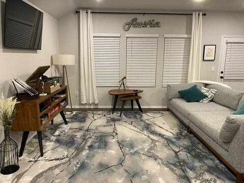 Cozy, clean, modern Austin home!