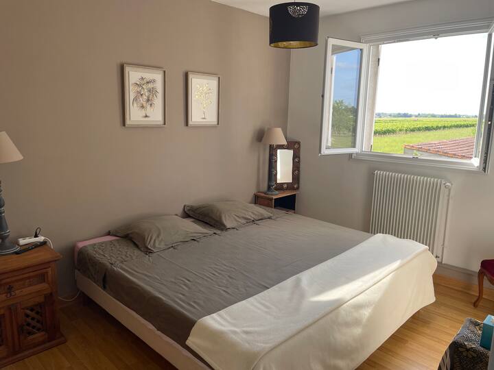 غرفة النوم 2 . سرير 200 × 200 مع غرفة ملابس وإطلالة على الحديقة 