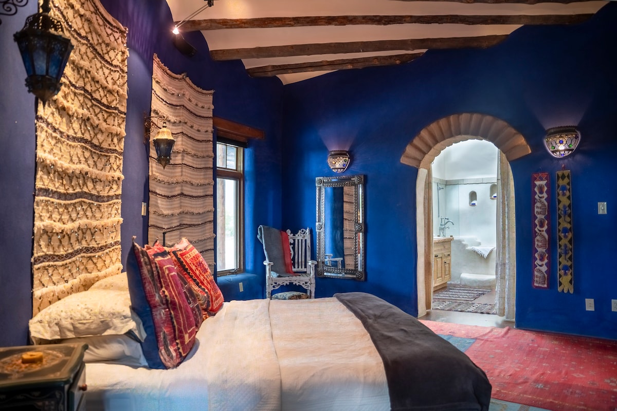 Dhoma kryesore e gjumit dhe banja ngjitur në shtëpinë kryesore.