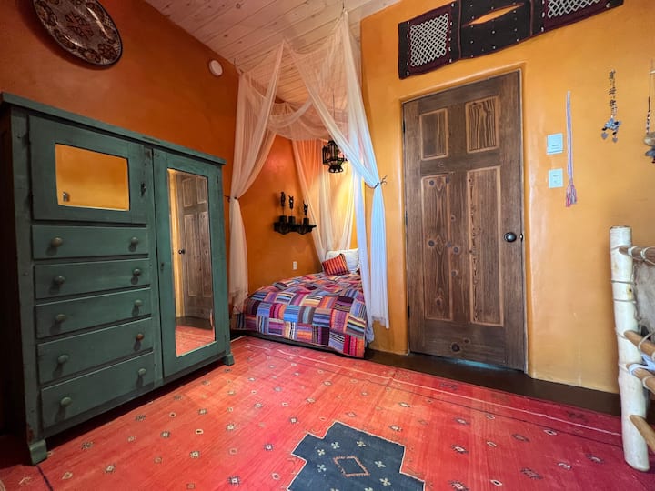 Cama en el dormitorio para invitados, casa principal.