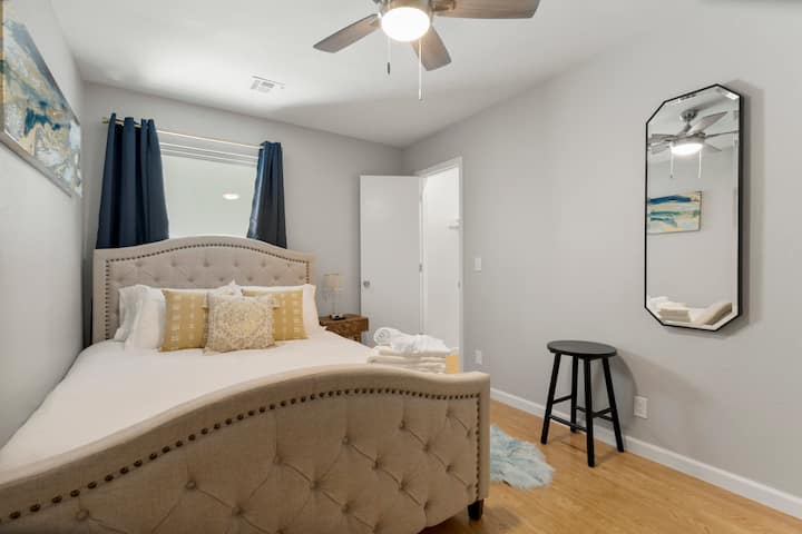 [Bedroom #2] Queen bed, Roku TV