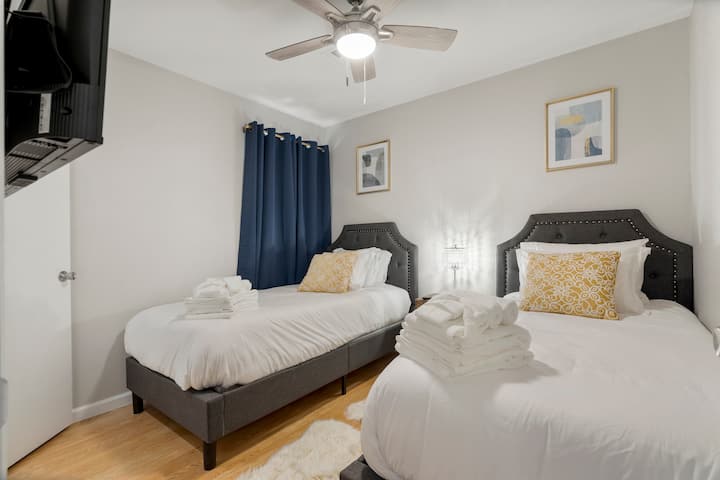 [Bedroom #3] Vitanda viwili vya mtu mmoja, Roku TV