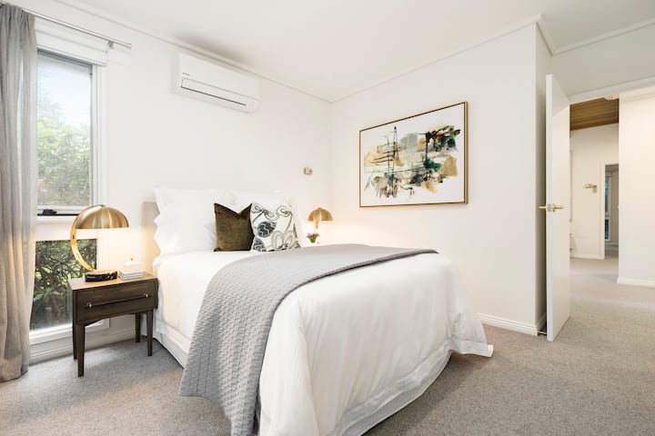 Bedroom 2 in the Cottage (with ensuite bathroom)