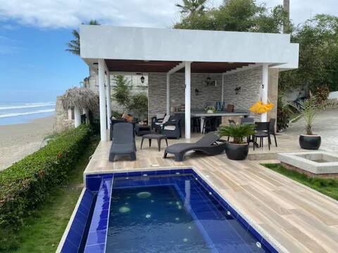 Fantastic Beachfront Apartment 3 Bedroom 4 Bath