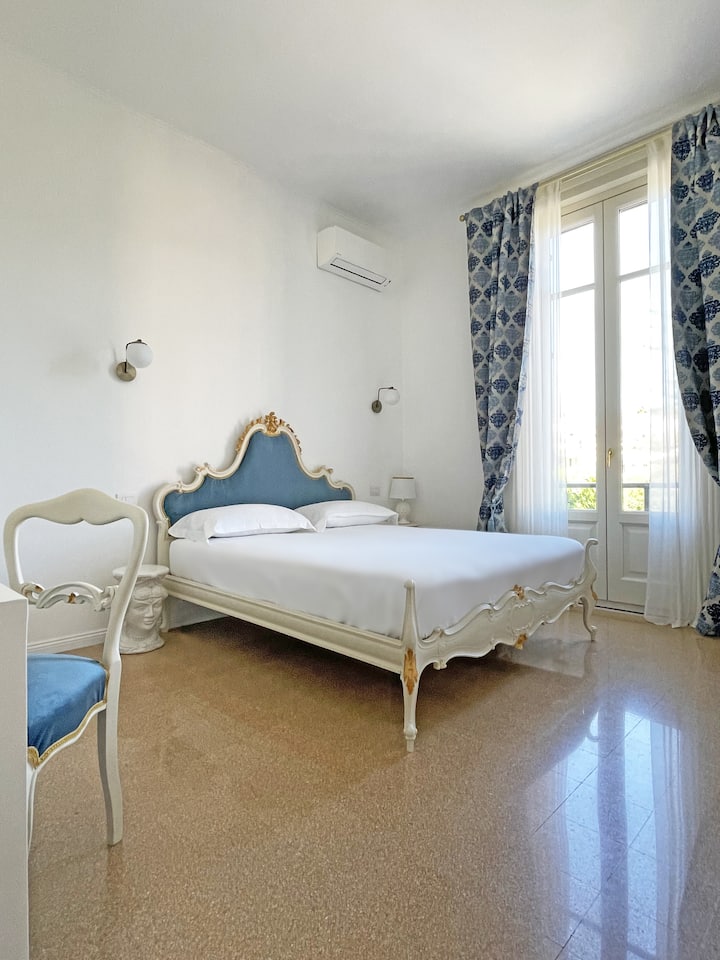 Isola - Blue Room - Messina