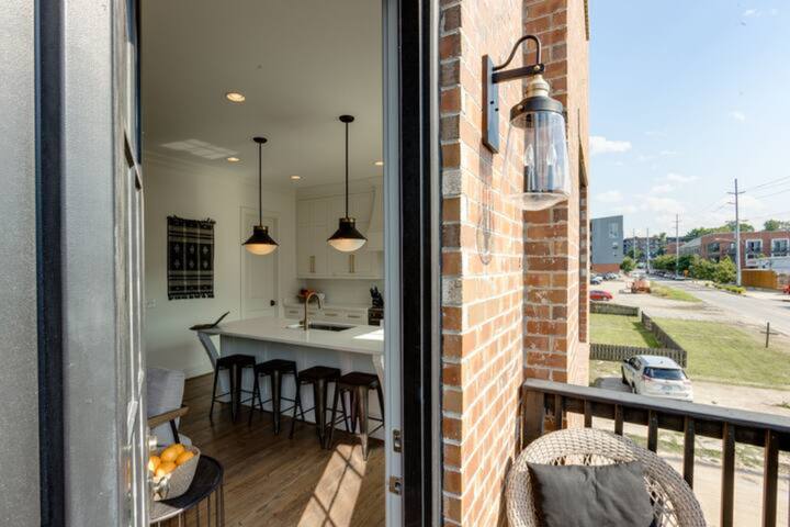 Two Beautiful Homes – Walkable to Geodis gallery image 4