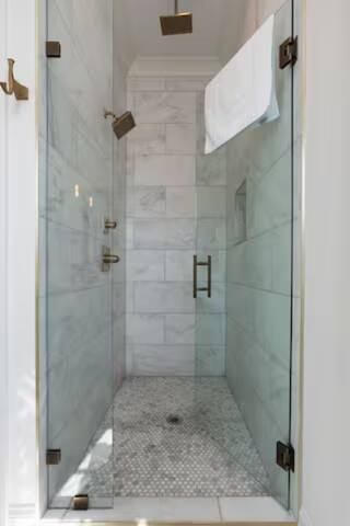 Two Beautiful Homes – Walkable to Geodis gallery image 3