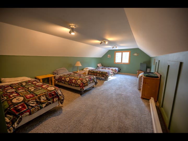 Бонус спална соба на поткровје со 4 двокреветни кревети. Се пристапува преку приклучени гаражни скали. Телевизор поврзан со ROKU од 43 инчи, wifi со голема брзина, греење, клима уред