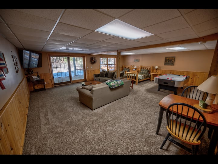 Удобен долен кат со простор за истегнување, голем телевизор поврзан со REOKU, хокеј на воздух, простор за седење и 2 бонус двокреветни кревета