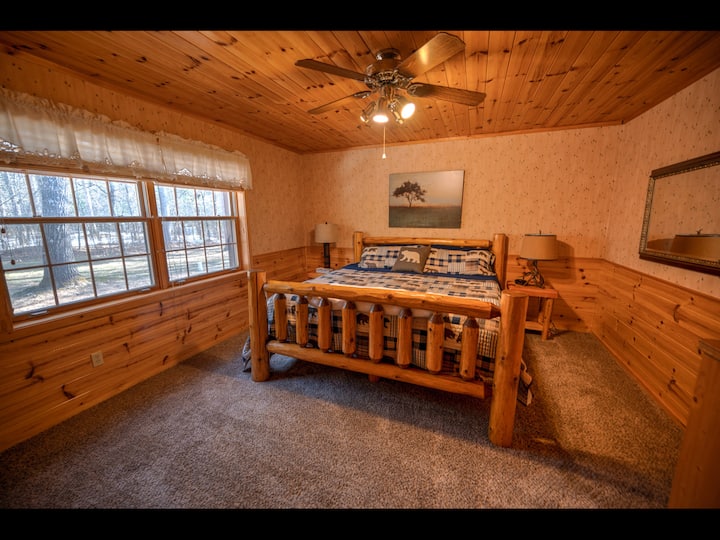 Спална соба на главниот кат - брачен кревет (широк 150-179 см), голем плакар, телевизор поврзан со ROKU, тавански вентилатор