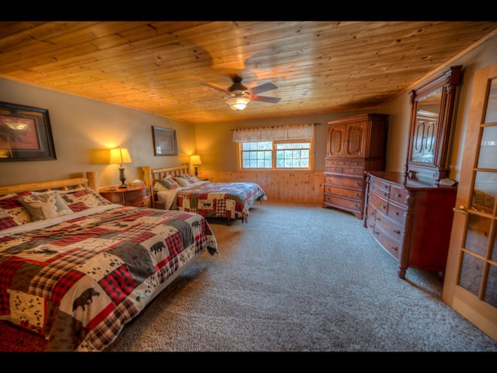 Главен спален апартман на горниот кат со 2 брачни кревета, бања со тоалет, плакар, телевизор поврзан со ROKU со рамен екран, тавански вентилатор