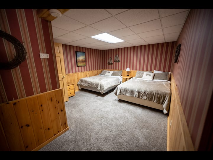 Спална соба на долниот кат со 2 полни кревета и бања со тоалет