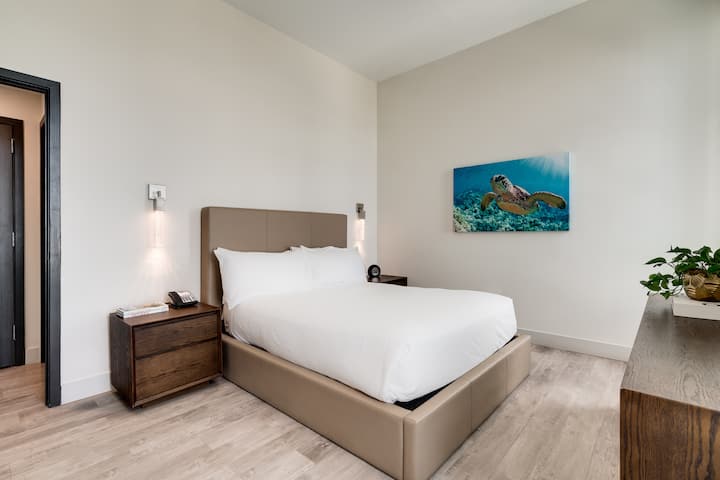 غرفة نوم واسعة بتصميم عصري ولمسات شاطئية.