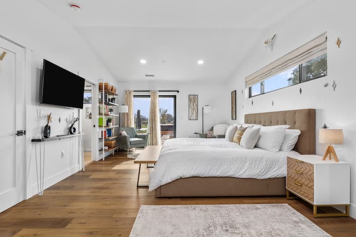 ห้องนอนหลักพร้อมห้องน้ำในตัว มีสไลเดอร์ที่ออกจากสนามหลังบ้าน 