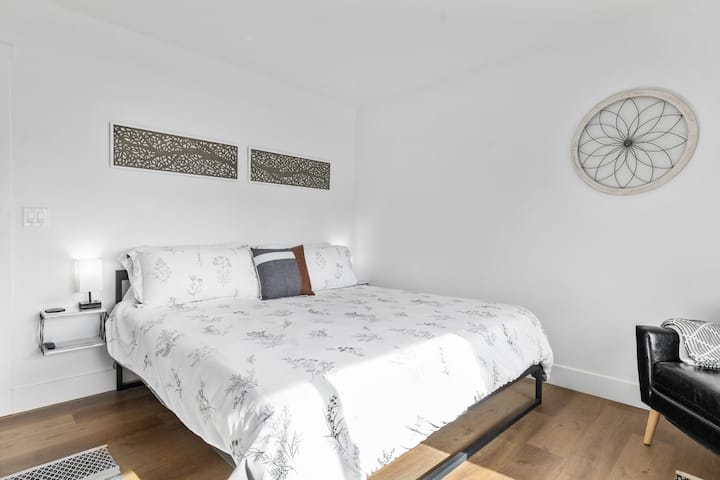 ห้องนอนพร้อมเตียงคิงไซส์และห้องน้ำในตัว 