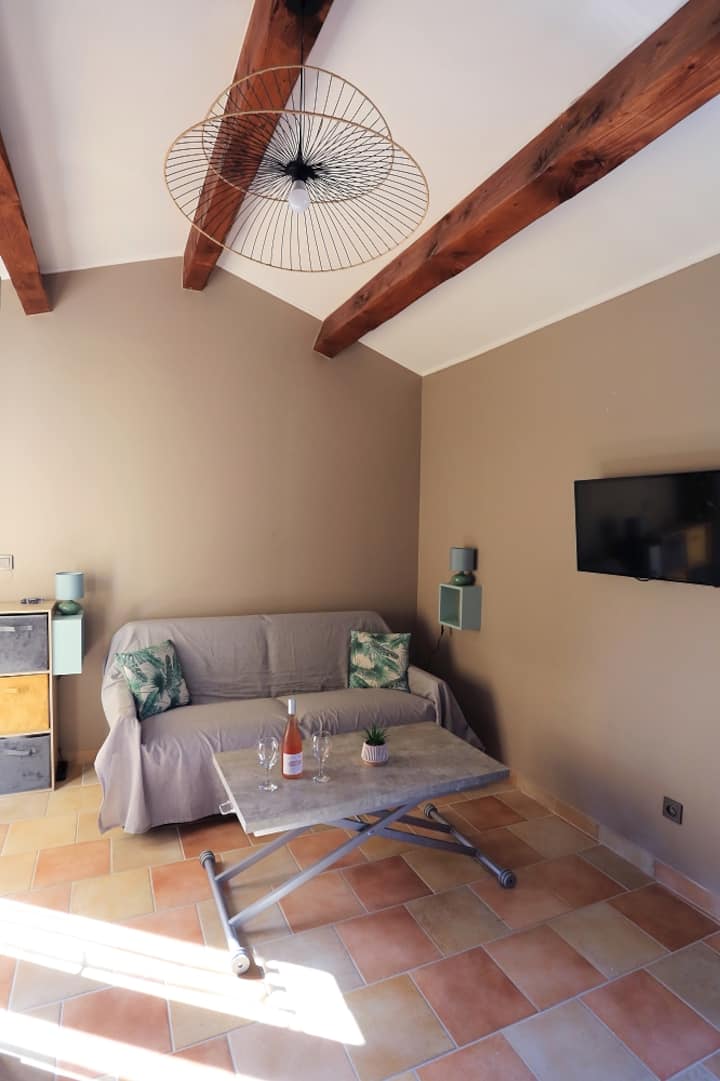 单间公寓的主要房间配有咖啡桌，可以放回原处，成为经典桌子。