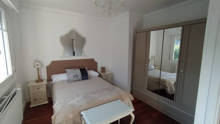 Beige room, double bed 