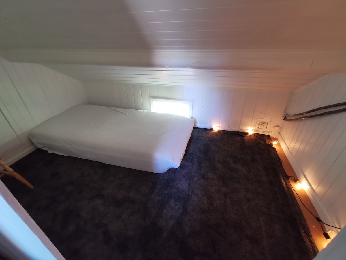 卧室3.床垫放在地板上。 温馨舒适，适合孩子们躺在这里 