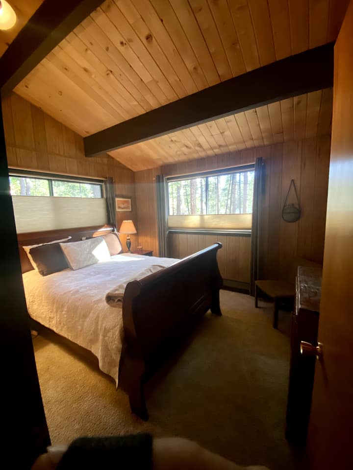 Chumba cha kulala cha ghorofani kilicho na kitanda cha ukubwa wa malkia