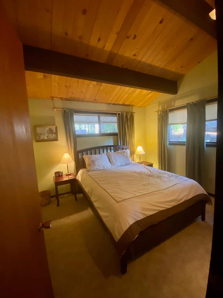 Chumba cha kulala cha ghorofa ya 2 kilicho na kitanda cha malkia