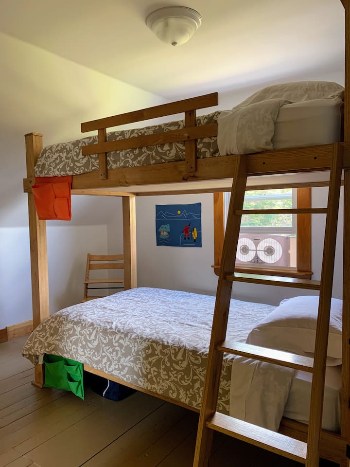 החדר הזה מתאים לילדים, אבל מתאים גם למבוגרים.  מיטת הקומתיים היא מבנה מעץ מלא יציב במיוחד עם לוח ראש לכל דרגש שכולל אור מובנה.  לכל דרגש יש מזרן ספוג זיכרון איכותי.