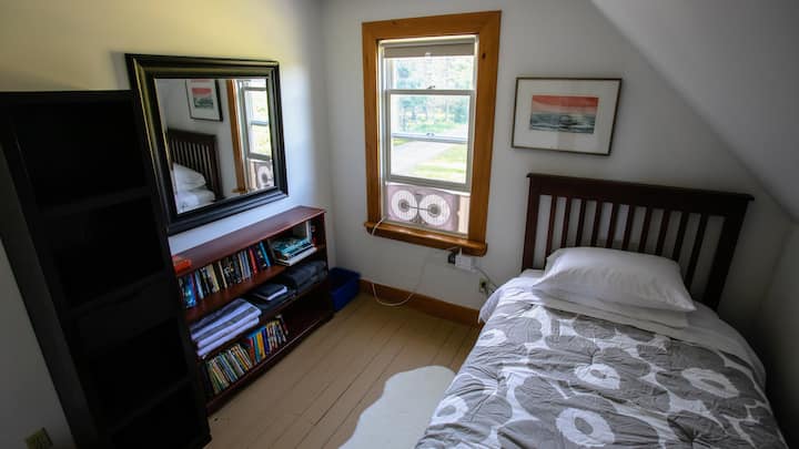 החדר הזה כולל מיטה נפתחת עם מזרן קצף זיכרון נוח ונוח בכל דרגש.