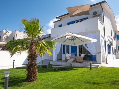 Luxury Beach Front Villa, Private Garden, Sea View