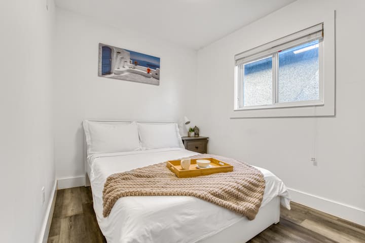 Je dromerige schuilplaats - Onze tweede slaapkamer met een comfortabel tweepersoonsbed en een dressoir om je kleding aan de overkant van het bed op te bergen. 