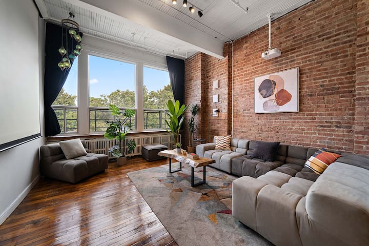 Urban Oasis Loft: 3BR Retreat w/Cinema Experience