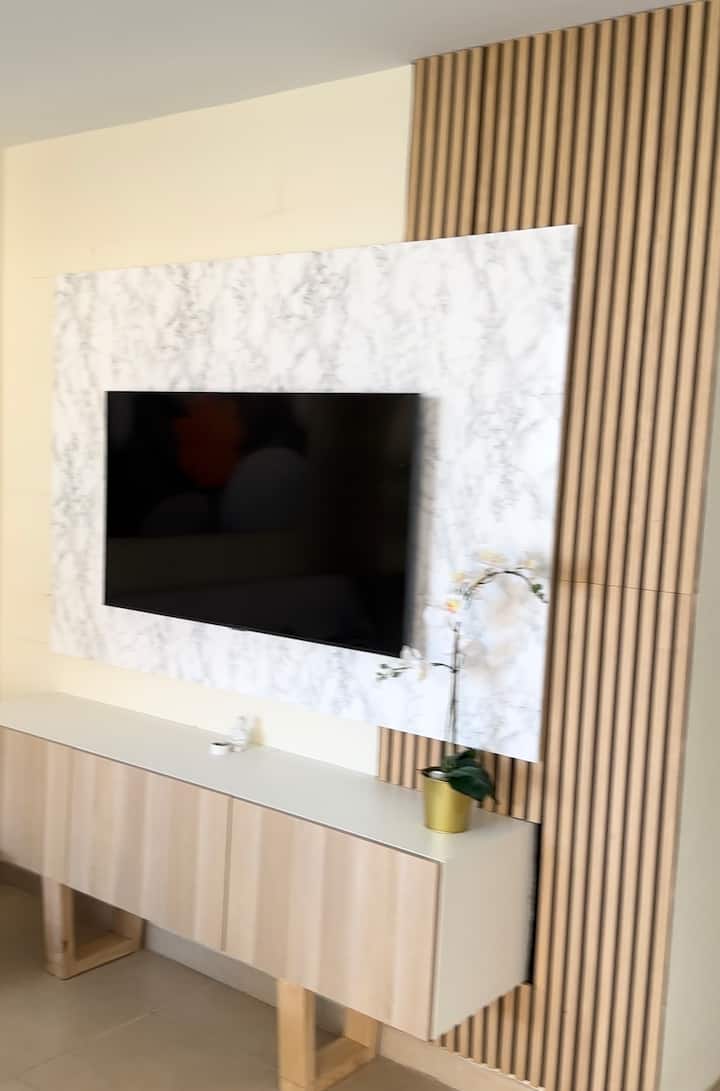 ОГРОМЕН ПЛАЗМЕН ДИСПЛЕЙ С ЦВЕТНИ LED СВЕТЛИНИ НАОКОЛО, ЗА ДА ГЛЕДАТЕ ФИЛМИТЕ СИ ПРЕЗ НОЩТА В МИНИМАЛИСТИЧНА И УНИКАЛНА ОБСТАНОВКА! ДВОЙКИТЕ И ДЕЦАТА ГО ОБИЧАТ!