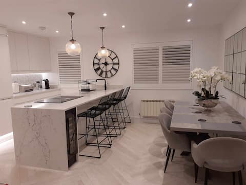 Modern House | Parking | Large Garden