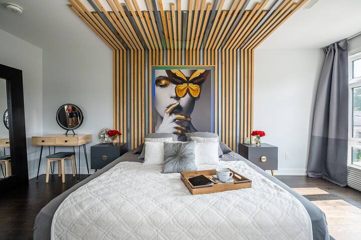 3-Storey 3 Beds 3 Baths Detached Home w/2 outdoors