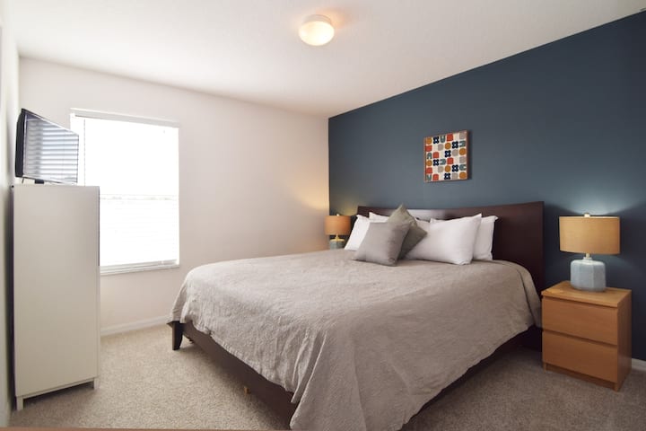 第二间加大双人床卧室，配备智能电视和套内卫生间