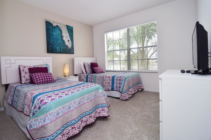 4号卧室是一间配有智能电视的双人房